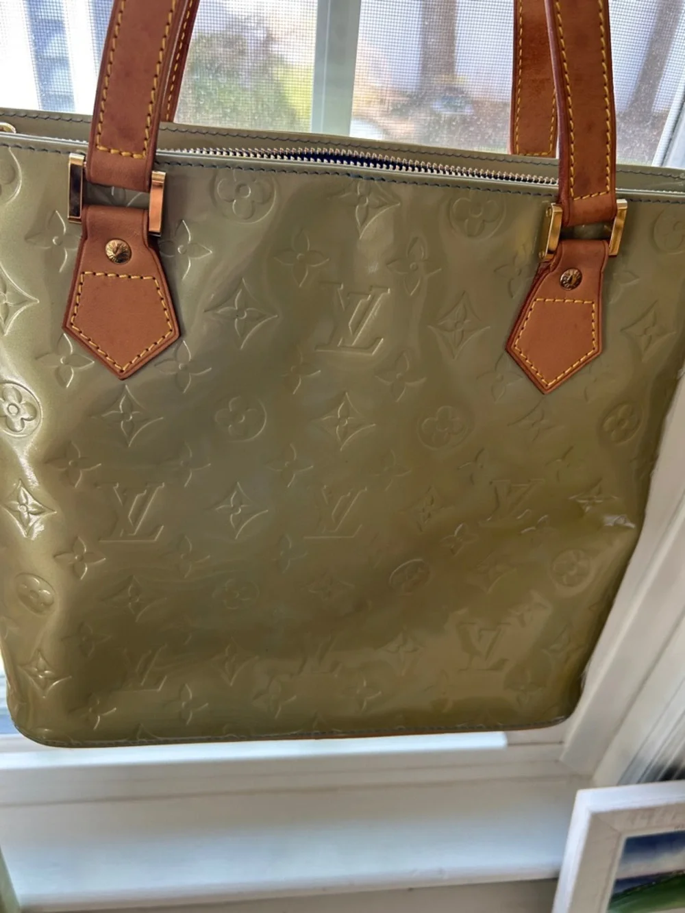 7007. ✨LUXURY✨Louis Vuitton Olive Vernis MonoTote w/ Tan Leather Handles. COA. - Picture 10 of 16